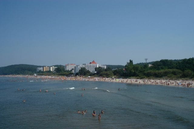Widok z mola na plażę i budynek, 2005
