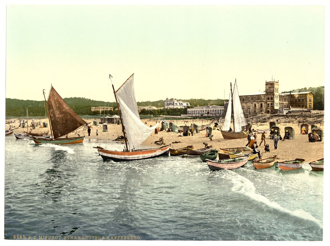 Misdroy — plaża z łodziami rybackimi i hotelem przy Kaffeebergu, fotochrom z przełomu XIX i XX wieku