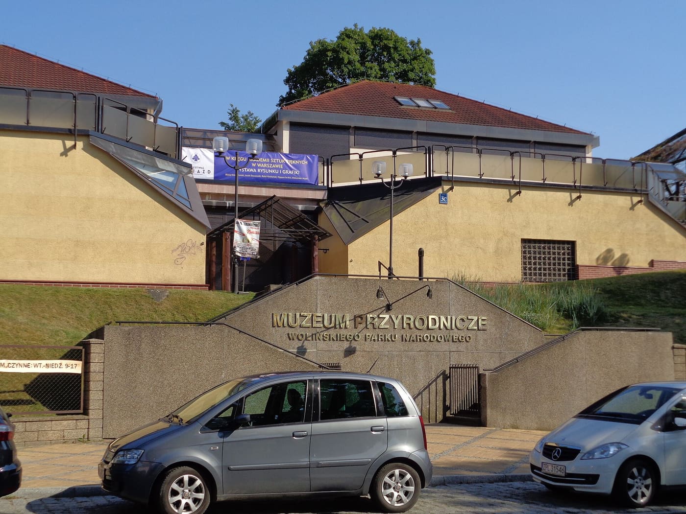 Wejście do Muzeum Przyrodniczego Wolińskiego Parku Narodowego